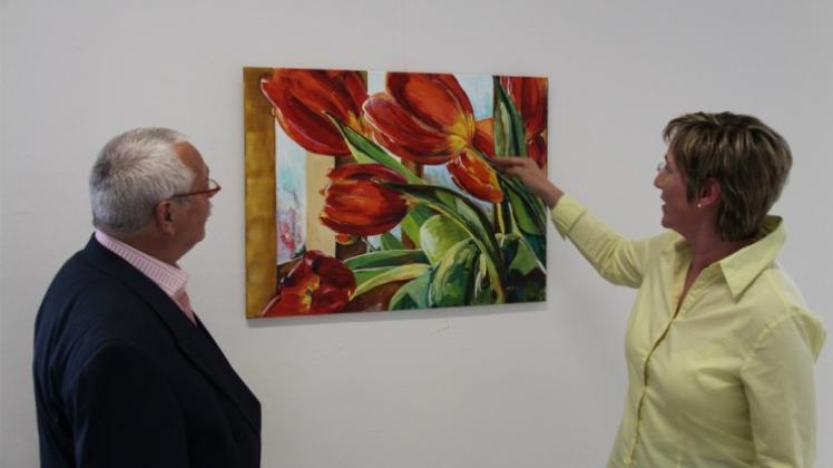 Ihr Lieblingsbild „Tulpen“ erläutert Almut Lembeck VHS-Studienleiter Eckhard Ströder. 