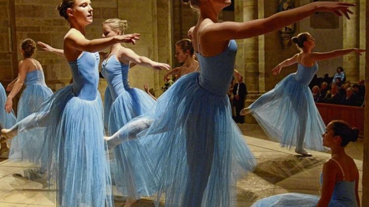 Anmutig: Zum Psalm 30 und zur Serenade von Tschaikowsky bewegten sich die Tänzerinnen der Ballettschule Bettina Escaño Papoli-Barawati. 