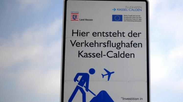 Baustellenschild für den geplanten Regionalflughafen Kassel-Calden: Keine rosigen Zeiten für Regionalflughäfen - die Passagierrückgänge sind drastisch.