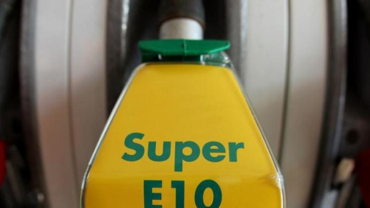 Zapfhahn mit dem Bio-Kraftstoff E10: Bezogen auf den Gesamtabsatz an Ottokraftstoffen werden derzeit nur rund 10 Prozent E10 verkauft.