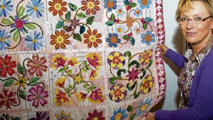 „Blütenzauber“ ist der Titel dieses Quilts in der Ausstellung im Hollager Hof. Isa Rode führte in die Materie ein. 
