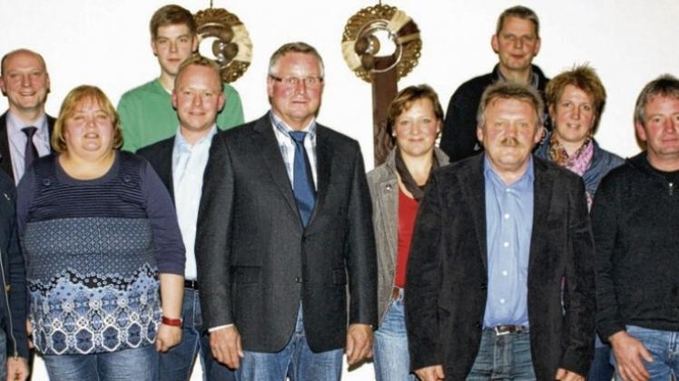 Erste Sitzung des neuen Beestener Gemeinderates: Werner Achteresch (Sechster von links) wurde zum neuen Bürgermeister gewählt, nachdem sein Vorgänger Hubert Meiners nach 30-jähriger Ratsarbeit und 15 Jahren als Bürgermeister nicht wieder kandidiert hatte. 