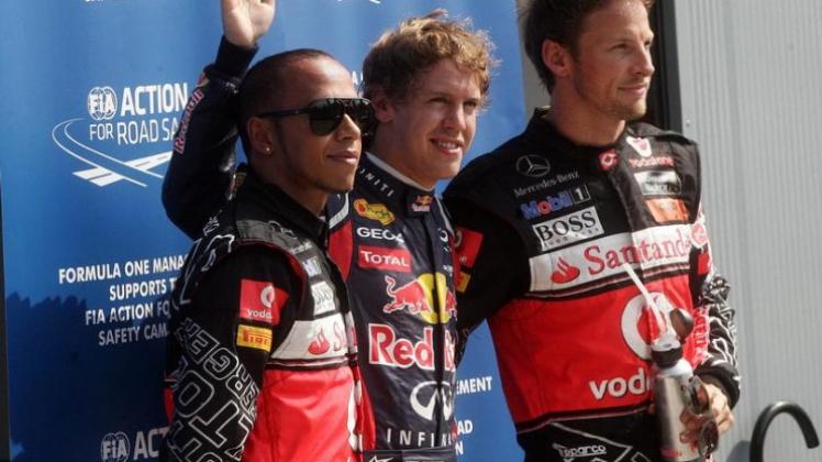 Sebastian Vettel steht in Monza auf der Pole vor Lewis Hamilton (l) und Jenson Button (r).
