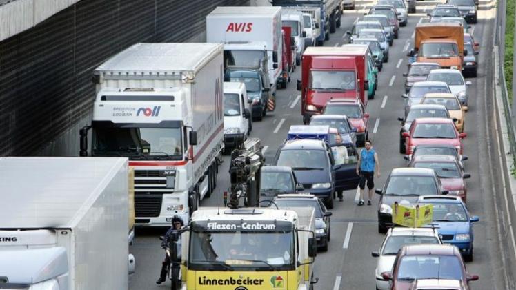 Autofahrer stehen auf der Berliner Stadtautobahn A100 im Stau (Archiv).