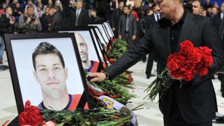 Mehr als 100 000 Menschen haben in Russland Abschied von einer abgestürzten Eishockey-Mannschaft genommen. Darunter auch Auch Regierungschef Wladimir Putin.