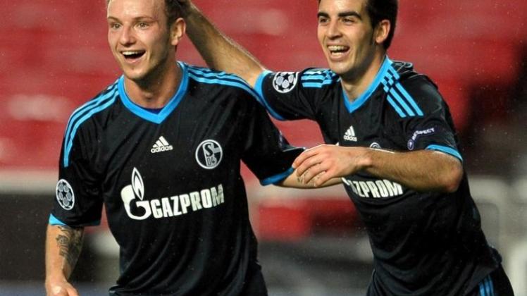 Die Schalker Jose Manuel Jurado (r) und Ivan Rakitic jubeln über das 1:0. Die Schalker Jose Manuel Jurado (r) und Ivan Rakitic jubeln über das 1:0.