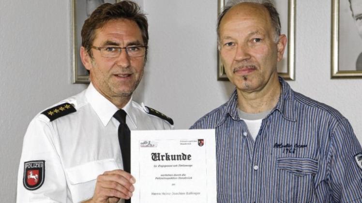 Vorbildliches Engagement: Michael Maßmann, Leiter der Polizeiinspektion Osnabrück, zeichnet Heinz Joachim Ballinger für seine Zivilcourage aus. Vorbildliches Engagement: Michael Maßmann, Leiter der Polizeiinspektion Osnabrück, zeichnet Heinz Joachim Ballinger für seine Zivilcourage aus.