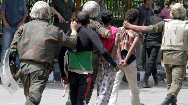 Ägyptische Sicherheitskräfte in Kairo führen Demonstranten ab. Ägyptische Sicherheitskräfte in Kairo führen Demonstranten ab.