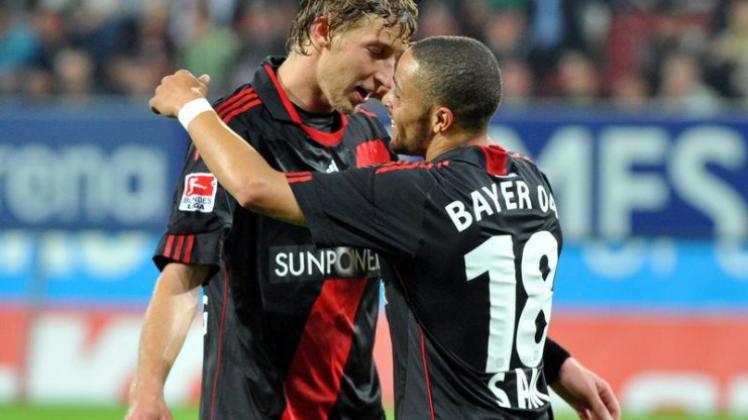 Die Leverkusener Stürmer Stefan Kießling (l) und Sidney Sam feiern einen Treffer.
