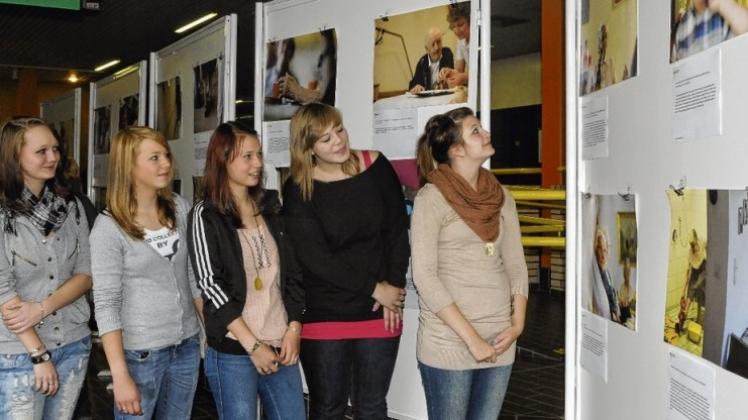 Eindrücke von der vielfältigen Tätigkeit in der Altenpflege vermittelt derzeit eine Fotoausstellung in den BBS Meppen. Das Publikum zur Eröffnung bildeten Schülerinnen der Pflegeassistenz-Klassen. Eindrücke von der vielfältigen Tätigkeit in der Altenpflege vermittelt derzeit eine Fotoausstellung in den BBS Meppen. Das Publikum zur Eröffnung bildeten Schülerinnen der Pflegeassistenz-Klassen.