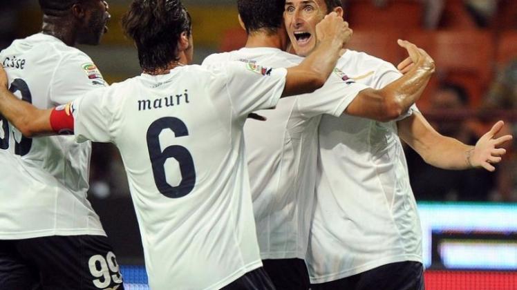 Nationalstürmer Miroslav Klose (r) lässt sich von seinen Teamkollegen für das Tor zum 0:1 feiern.
