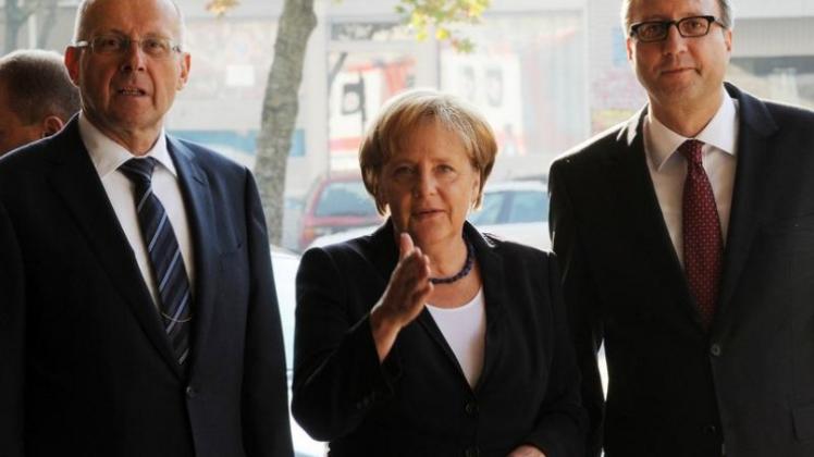 Das Bundesverfassungsgericht feiert sein 60-jähriges Bestehen: Zu Gast bei dem Festakt ist auch Kanzlerin Angela Merkel - hier mit dem Gerichtspräsidenten Andreas Vosskuhle (r.) und Vizepräsident Ferdinand Kirchhof.