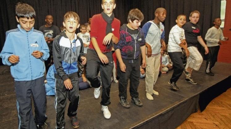 Tanzen als verbindendes Element: Kinder aus Südafrika auf Tour in der Hauptschule Innenstadt. 