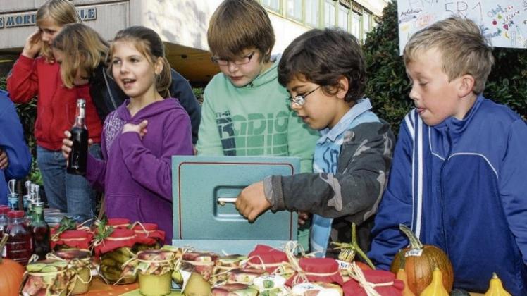 Viel Selbstgemachtes boten die Schüler der ThomasMorus-Schule bei ihrem Erntedankfest an. Viel Selbstgemachtes boten die Schüler der ThomasMorus-Schule bei ihrem Erntedankfest an.