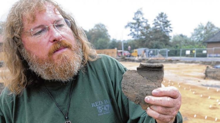 Diese Tonscherbe ist rund 2600 Jahre alt. Davon ist Grabungstechniker Michael Wesemann überzeugt.