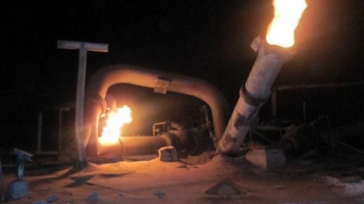 Flammen schlagen aus der explodierten Sinai-Pipeline.