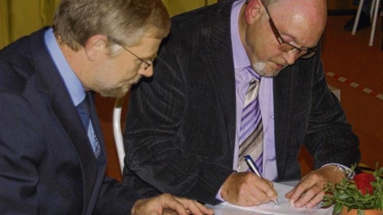 Zusammenarbeit: Manfred Rojahn (links) und Peter Wittekindt signieren den Kooperationsvertrag. Zusammenarbeit: Manfred Rojahn (links) und Peter Wittekindt signieren den Kooperationsvertrag.