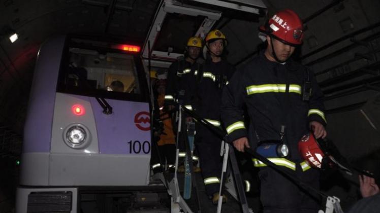 Rettungskräfte in einem U-Bahntunnel der chinesischen Metropole Shanghai.