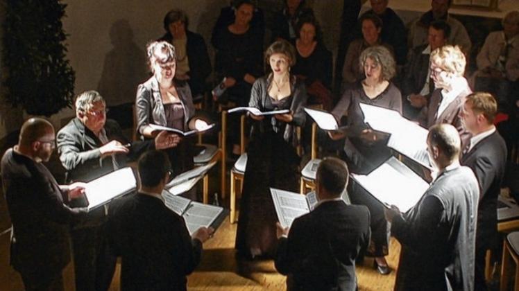 Der Chor rotiert: Ensemble Huelgas in der Bonnus-Kirche in Bersenbrück. 