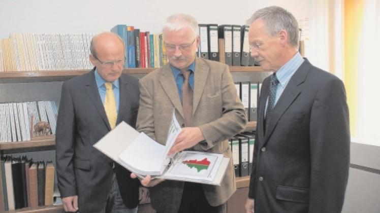 Die Expertise überreichte Matthias Günther (Mitte) Samtgemeindebürgermeister Karl-Heinz Weber (rechts) und dem Ersten Samtgemeinderat Hans Albers. 