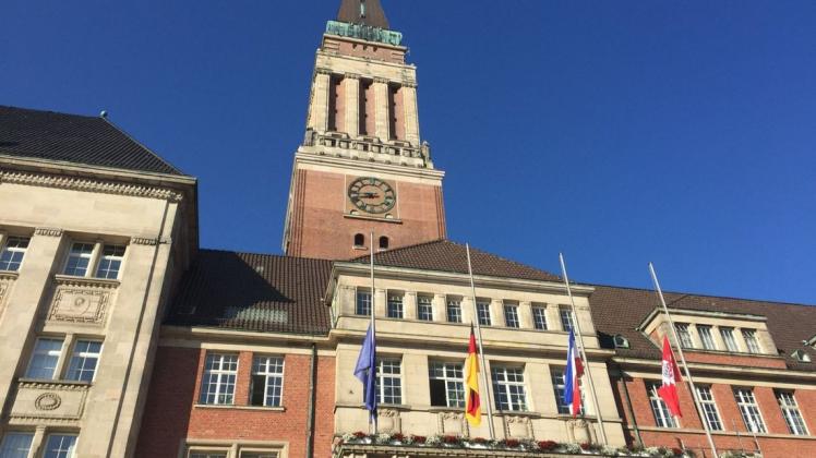 Die Flaggen vor dem Kieler Rathaus auf Halbmast. An ihrem ersten Ausbildungstag war die junge Frau von einem Fahnenmast erschlagen worden.