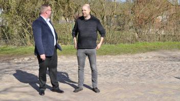Während sich Ortsvorsteher Martin Krüger (rechts) über die Erneuerung der Dorfstraße freut, blickt Bürgermeister Marco Radloff kritisch auf die Landesstraße 103.