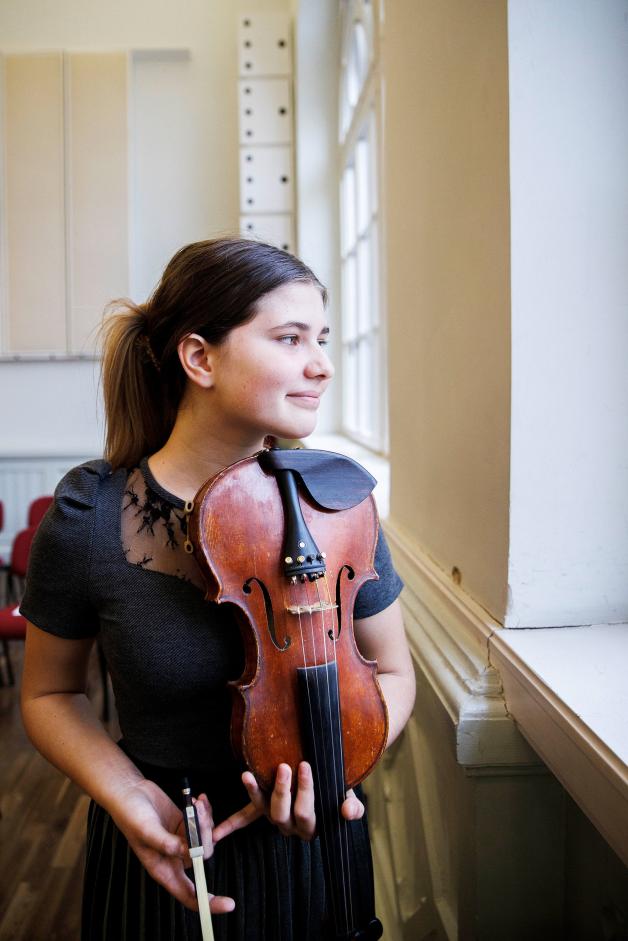Jaroslava spielt Geige so gut wie nur wenige Zwölfjährige. Jaroslava spielt Geige so gut wie nur wenige Zwölfjährige.