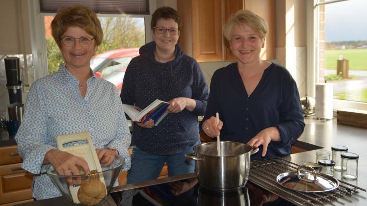 Für Elisabeth Westphal (von links), Tanja Schwarting und Sonja Schlesier vom Landfrauenverein Ganderkesee ist das Einkochen keine veraltete Methode.