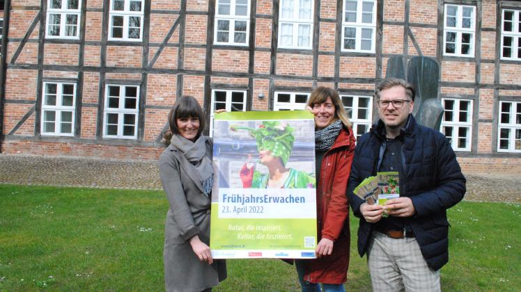 FrühlingsErwachen-Plakat halten Martina Müller, Ulrike Just und Dirk Kretzschmar