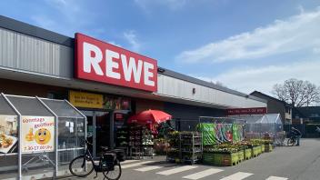 Der Rewe-Markt an der Josefstraße in Lingen wird zur Großbaustelle. Deswegen wird er für zwei Monate geschlossen.