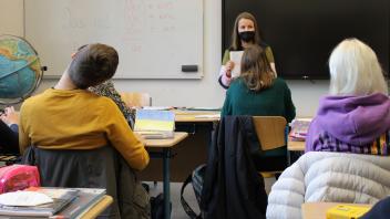 In den ersten Stunden lernen die ukrainischen Schülerinnen und Schüler von ihrer Lehrerin Tatjana Hans deutsche Begriffe aus ihrem Klassenzimmer.