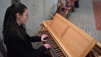 Kantorin Oana Maria Bran macht sich mit der neuen mobilen Orgel vertraut.