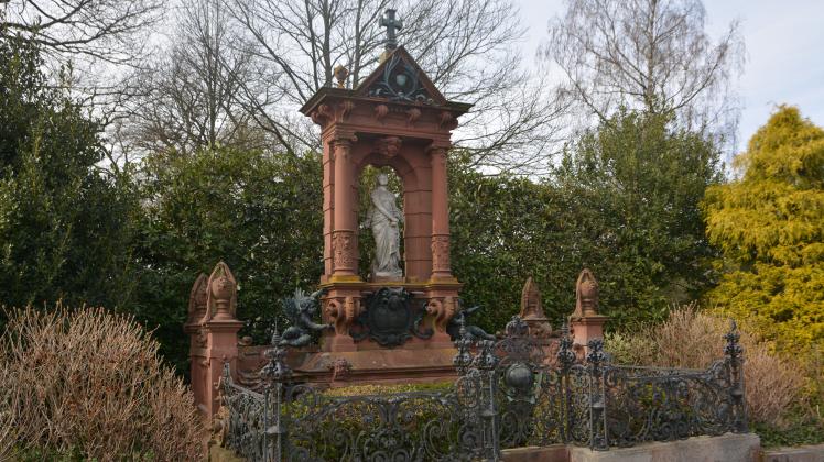 Kulturraum Friedhof: Das imposante Grabmal von Hinrich Hackfeld nahe der Friedhofskapelle.