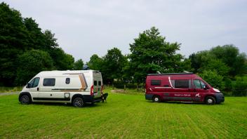  Zwei Campingmobile auf Wiese in Hilter                             