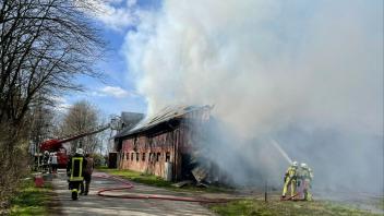 Ein Scheunenbrand in Humptrup beschäftigte Einsatzkräfte mehrerer Feuerwehren.