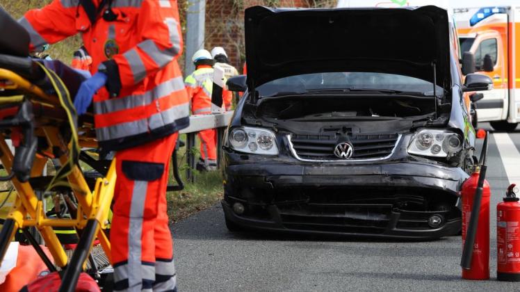 Die beiden Insassen des VW wurden bei dem Unfall verletzt.