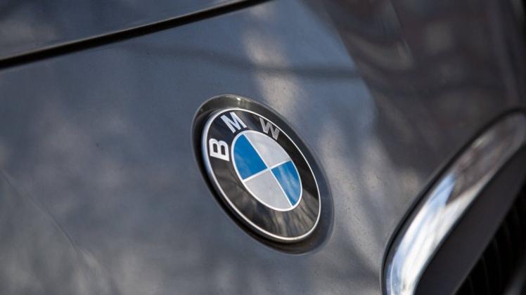 Die Diebe haben einen BMW Geländewagen im Wert von rund 37.000 Euro gestohlen.