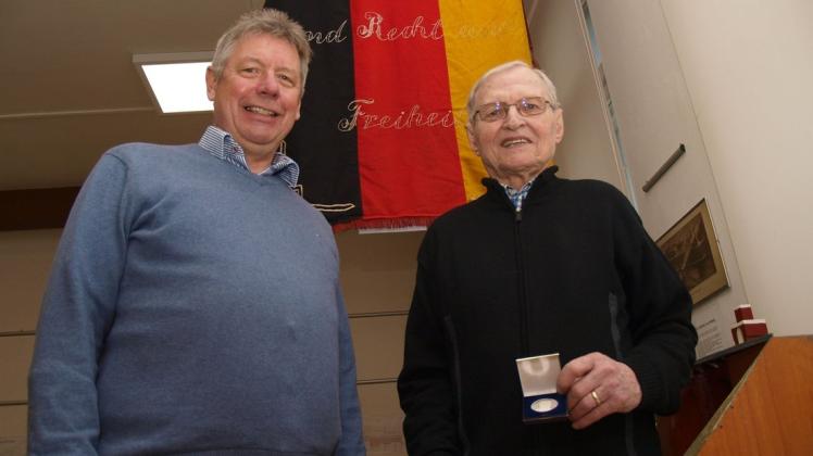 Ehrung für beispielhafte Verdienste: SPD-Ortsvereins-Chef Jörg Hommel (links) hielt die Laudatio auf Fritz-Hermann Barnstedt.