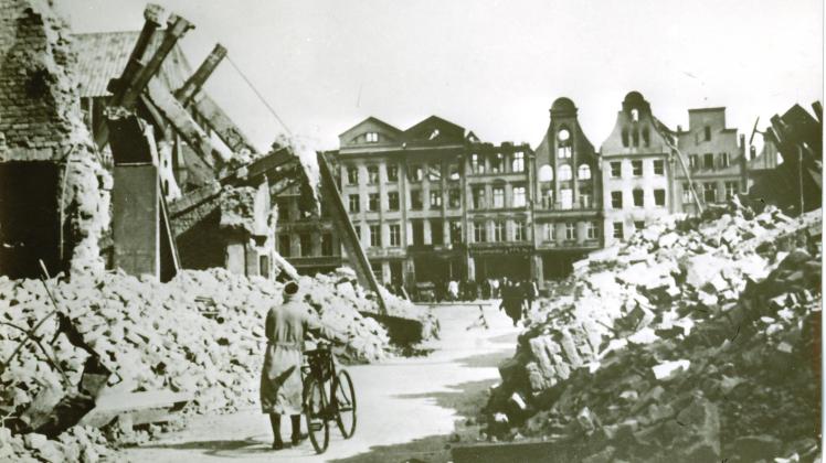 Die zerstörte Steinstraße mit Blick auf den Neuen Markt Ende April 1942, Kulturhistorisches Museum Rostock.jpg