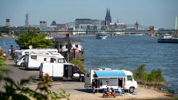 Wohnmobile parken am Rheinufer in Köln-Bayenthal, an der Rheinbrücke Köln-Rodenkirchen, Tagesstellplatz, Blick auf die S