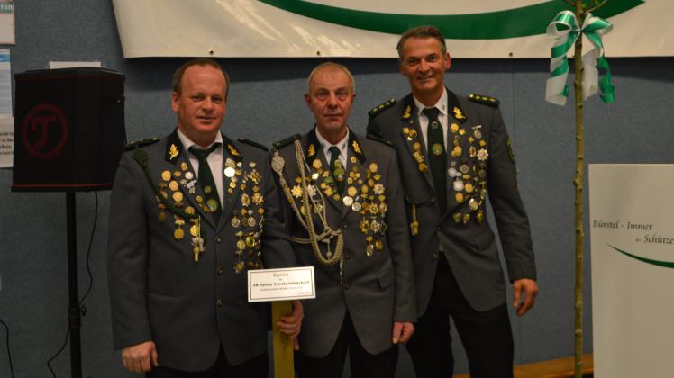 Holger Hohnholt (von links), Heiko Brackhahn und Carsten Wichmann auf der Generalversammlung des Schützenvereins Bürstel-Immer.