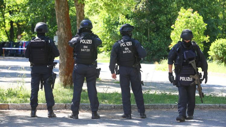 Seit den Morgenstunden laufen die Einsatzmaßnahmen von Polizei und SEK in der Königsbrücker Heide R