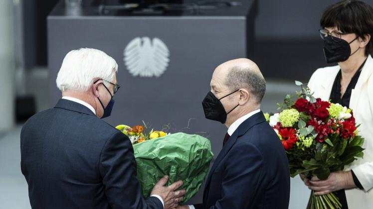 (L-R) Bundespraesident Frank-Walter Steinmeier und Olaf Scholz (SPD), Bundeskanzler, aufgenommen im Rahmen der Bundesve