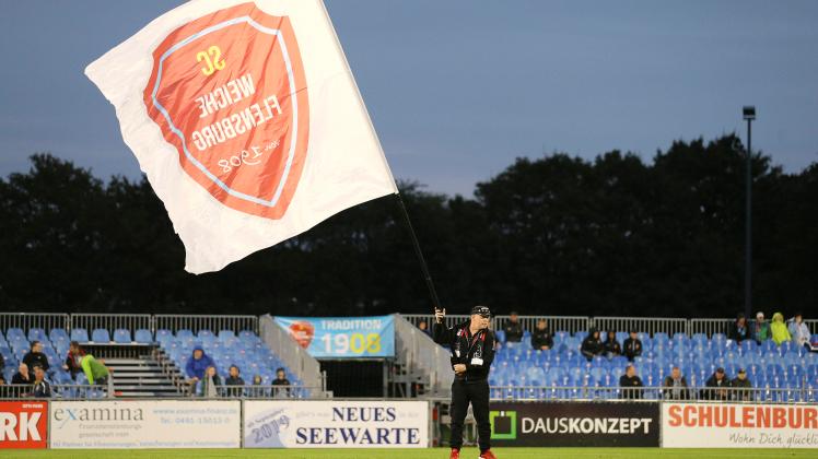 Foto : der Fahnenmann von Flensburg grüsst vor dem Anpfiff die beiden Teams und die Fans Fussball Regionalliga am Fr. 01