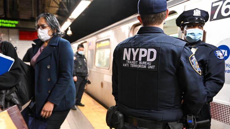 Polizisten nach den Schüssen in der New Yorker U-Bahn. NYPD Increases Security In Subway Stations After Brooklyn Shooting