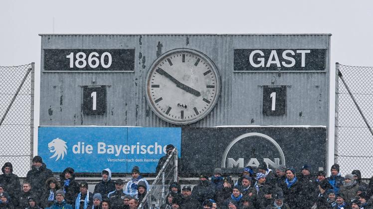 Die Anzeigetafel zeigt den Endstand, Endergebnis, 02.04.2022, München (Deutschland), Fussball, 3. Liga, TSV 1860 Münche