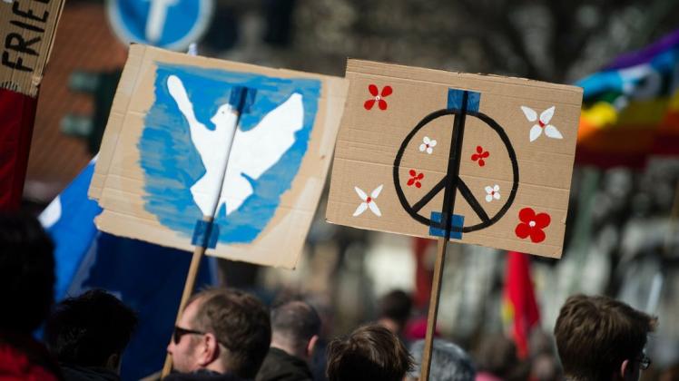 Bereits am Freitag sind in Neumünster ein Friedensgebet und ein anschließender Friedensmarsch geplant.