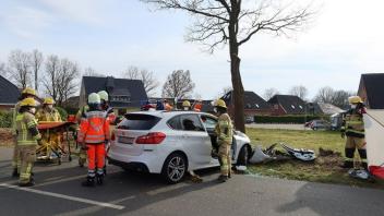 Der Wagen war am Ortseingang von Wahlstedt gegen einen Baum geprallt.