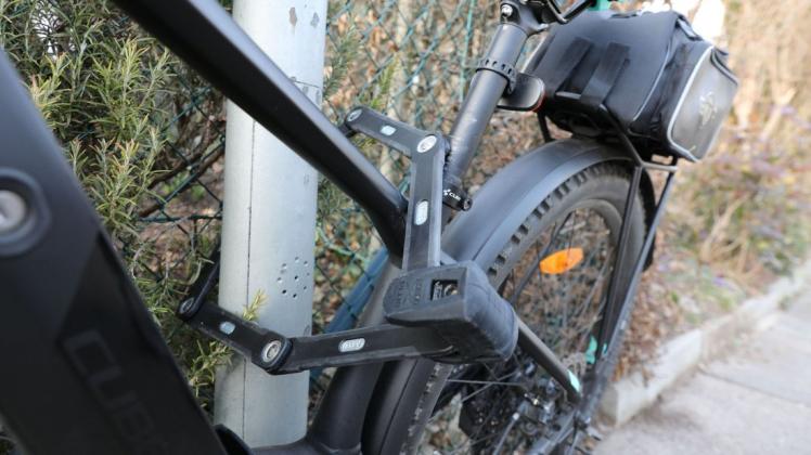 Obwohl das E-Bike sicher angeschlossen, wie auf diesem Symbolbild, im Hinterhof stand, gelang es Dieben, das Rad unbemerkt mitzunehmen.