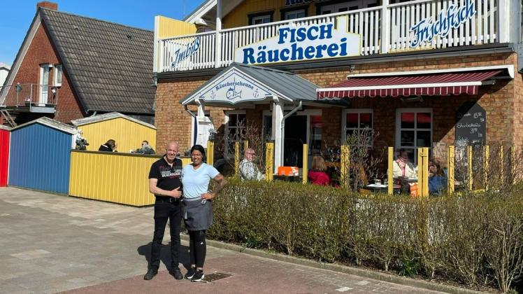 Rick und Bernd Schröder, Inhaber des "Fischfachgeschäftes Räucherscheune St. Peter-Ording". In einer Umfrage des shz auf Facebook wurde ihr Geschäft mit Abstand am häufigsten genannt als Ort, wo es die besten Fischbrötchen in St. Peter-Ording gibt.